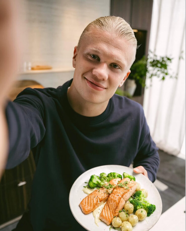 Erling Haaland ha convertido al salmón en una pieza habitual de su alimentación. El delantero noruego destaca su aporte de proteínas y nutrientes, además de la importancia de una dieta saludable para niños y jóvenes.