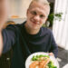 Erling Haaland ha convertido al salmón en una pieza habitual de su alimentación. El delantero noruego destaca su aporte de proteínas y nutrientes, además de la importancia de una dieta saludable para niños y jóvenes.