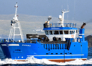 El buque HAVARA de LCL Shipping navega en aguas de Shetland tras la adquisición del 60% de la empresa por parte de Inverlussa.