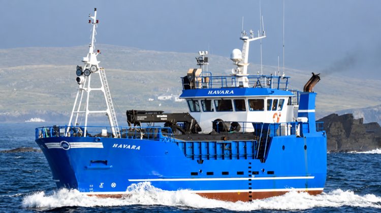 El buque HAVARA de LCL Shipping navega en aguas de Shetland tras la adquisición del 60% de la empresa por parte de Inverlussa.
