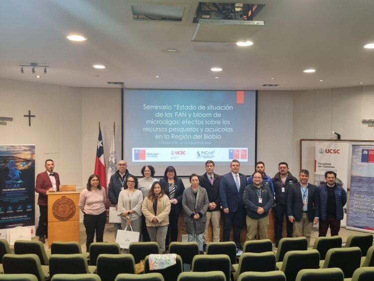 Participantes del seminario sobre Floraciones Algales Nocivas en Biobío realizado en la UCSC