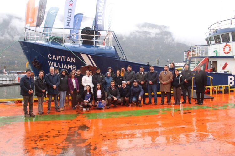 Buque escuela Capitán Williams atracado en muelle Oxxean en Puerto Chacabuco.