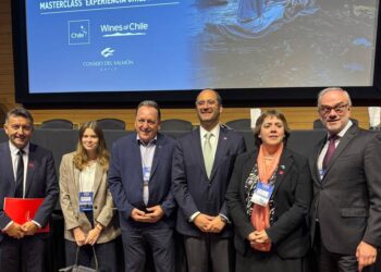Autoridades de Chile y ejecutivos del sector acuícola y vitivinícola en el evento Chile Pacífico Grand Tasting en São Paulo.