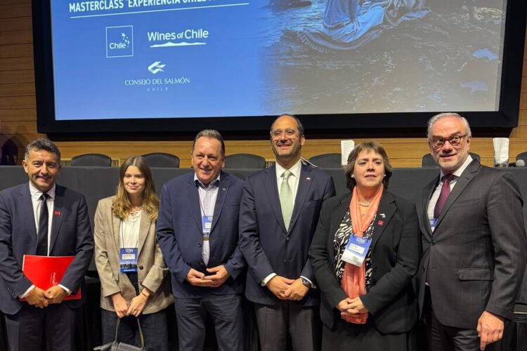 Autoridades de Chile y ejecutivos del sector acuícola y vitivinícola en el evento Chile Pacífico Grand Tasting en São Paulo.