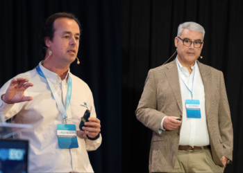 Francisco Correa, gerente de Logística y Abastecimiento de Fiordo Austral y Rodrigo Cancino, gerente de Planta de La Portada, durante el seminario “Preparándonos para El Niño 2026/2027”