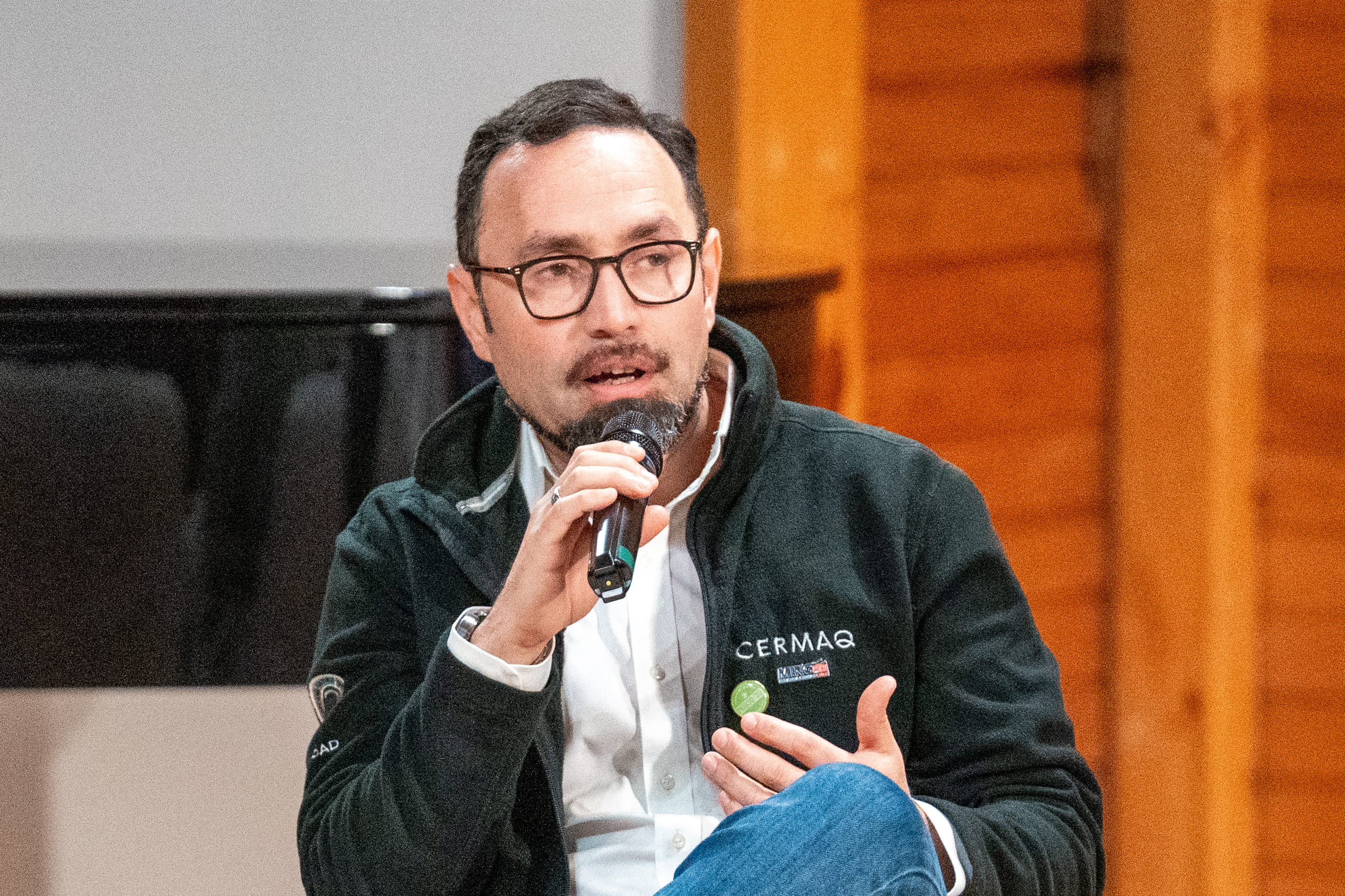 Jaime Varas, gerente de Medioambiente y Concesiones de Cermaq, llamó a incorporar mayor evidencia científica y participación de la academia en la regulación y evaluación ambiental de la actividad.