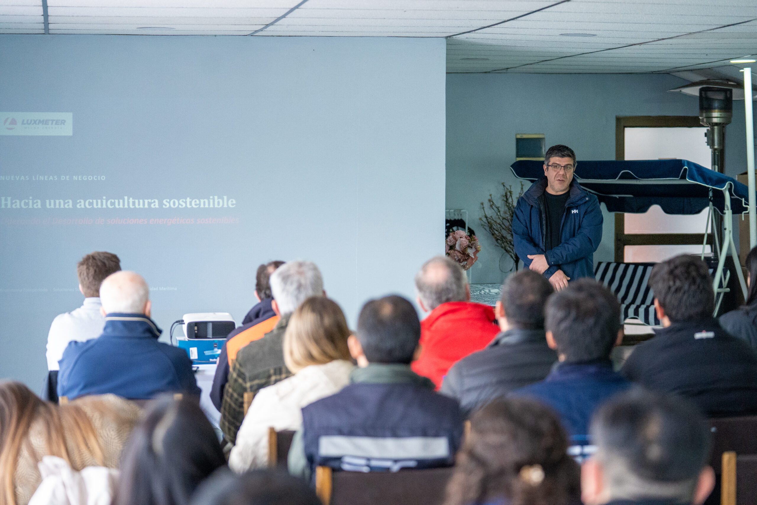 Claudio Steiner, gerente general de Luxmeter, destacó que la empresa ya desarrolla proyectos solares y soluciones de electromovilidad orientadas a reducir el consumo de diésel y avanzar en la descarbonización de los centros de cultivo.