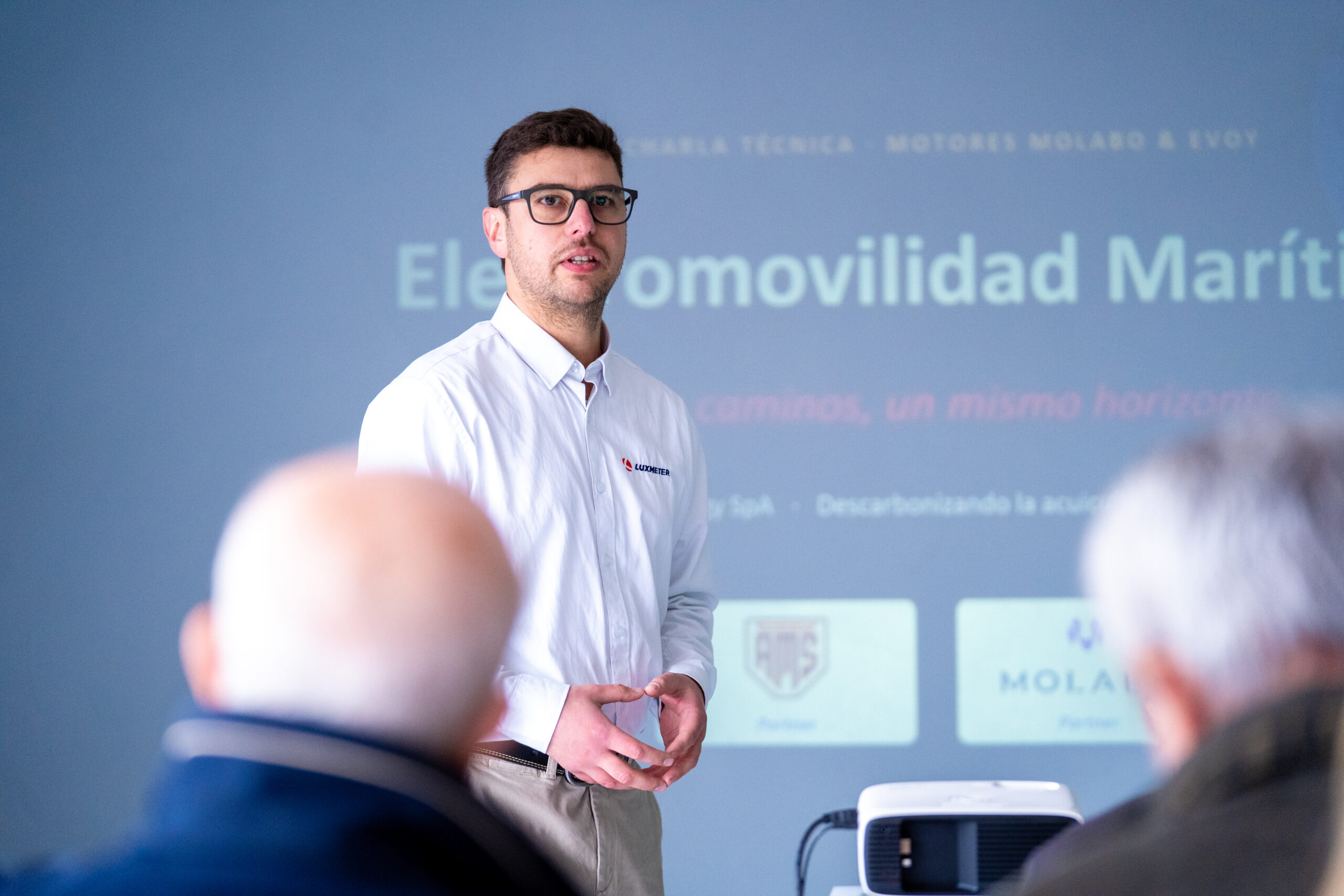 Francisco Esper, COO de Luxmeter, detalló las características técnicas de los sistemas de propulsión eléctrica de MOLABO y Evoy, además de sus aplicaciones en pangas operacionales y embarcaciones de mayor potencia.