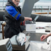 El jefe de proyecto, Jens-Erik Dessen, pesa salmones en las instalaciones de I+D de Nofima en Blom, en Marøy, a las afueras de Bergen. Créditos: We are Aquaculture.