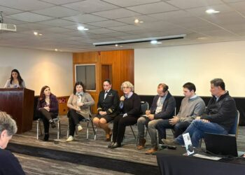 Autoridades de Sernapesca, SalmonChile y la Delegación Presidencial de Los Lagos en el taller técnico de FAN.