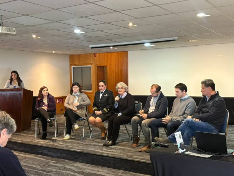 Autoridades de Sernapesca, SalmonChile y la Delegación Presidencial de Los Lagos en el taller técnico de FAN.
