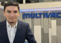 En su columna de opinión, Felipe Gutiérrez destaca que el monitoreo de datos en las líneas de envasado permite anticipar fallas y asegurar la continuidad operacional en la industria del salmón. Foto: MULTIVAC