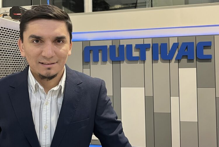 En su columna de opinión, Felipe Gutiérrez destaca que el monitoreo de datos en las líneas de envasado permite anticipar fallas y asegurar la continuidad operacional en la industria del salmón. Foto: MULTIVAC
