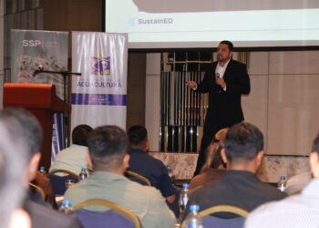 Xavier Zurita participando como expositor en evento SustainED.