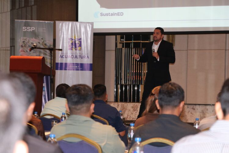 Xavier Zurita participando como expositor en evento SustainED.