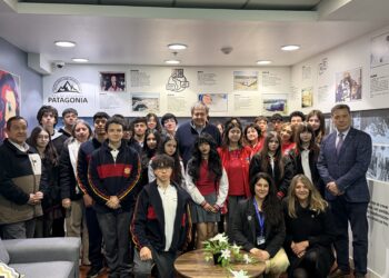 Patricio Melero abordó con estudiantes el futuro de la salmonicultura, las oportunidades ligadas al mar y la importancia de la formación profesional. Foto: SalmonChile