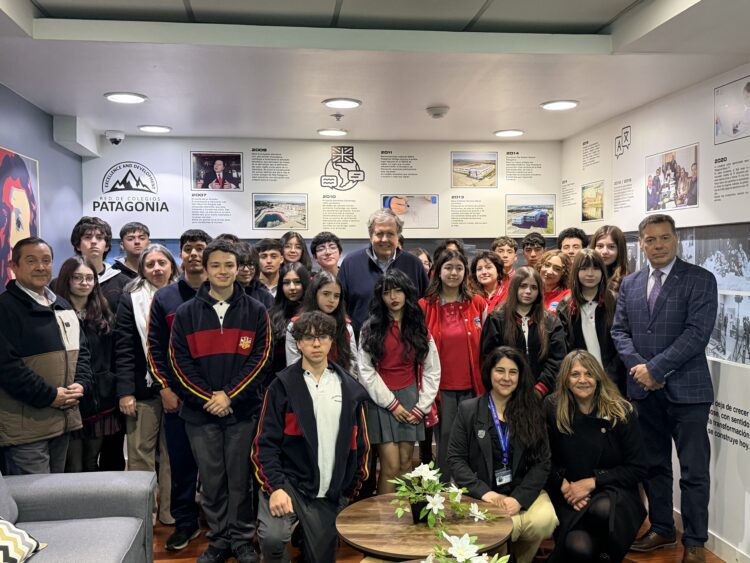 Patricio Melero abordó con estudiantes el futuro de la salmonicultura, las oportunidades ligadas al mar y la importancia de la formación profesional. Foto: SalmonChile
