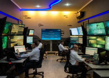 Plano general de la Central de Información Productiva Aplicada de Invermar con operadores frente a pantallas de control.