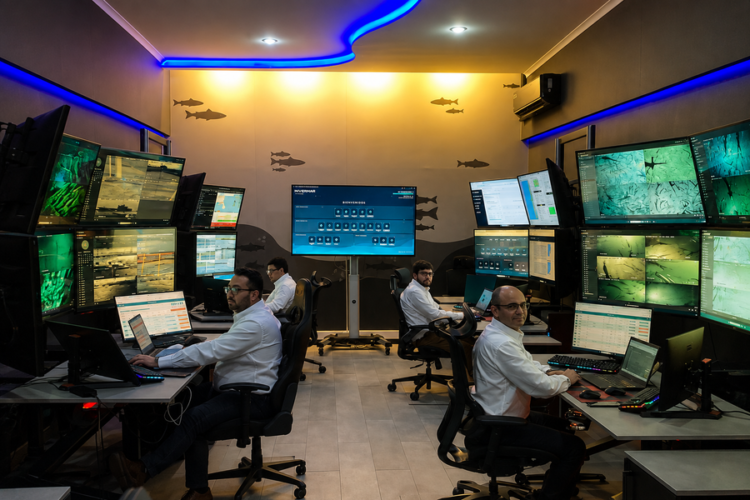 Plano general de la Central de Información Productiva Aplicada de Invermar con operadores frente a pantallas de control.