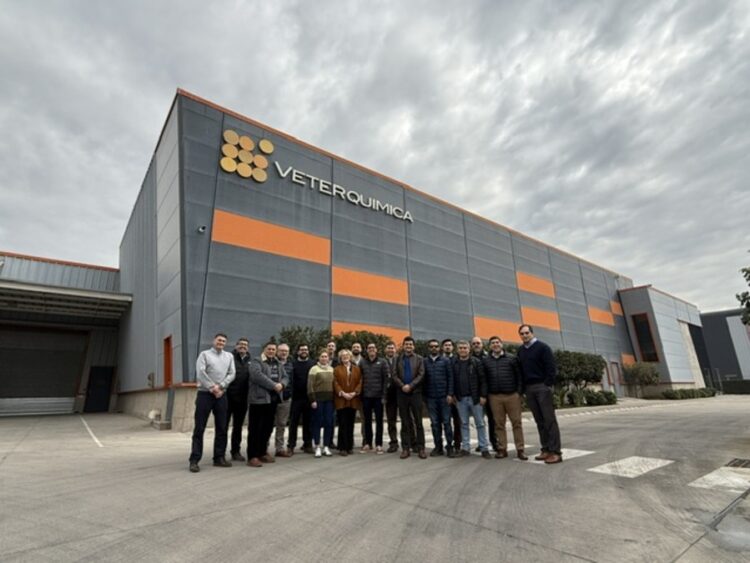 Delegación ejecutiva y técnica de Invermar recorriendo las plantas productivas de Veterquímica en Santiago.
