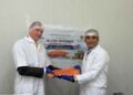 Caja de exportación con salmón fresco de la empresa Bakkafrost listo para distribución internacional.