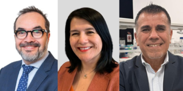 El coordinador del Área de Recursos Naturales, Ciencia y Tecnología de la Biblioteca del Congreso Nacional, Leonardo Arancibia, junto con los investigadores de INCAR², Dra. Jessica Fuentes y Dr. Ruben Avendaño-Herrera. Créditos: Cedida.