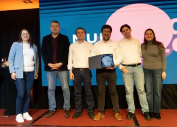 Colaboradores ganadores del Día de la Innovación de Multi X junto a ejecutivos en Puerto Varas.