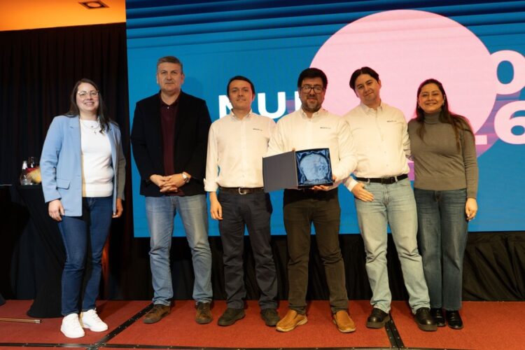 Colaboradores ganadores del Día de la Innovación de Multi X junto a ejecutivos en Puerto Varas.
