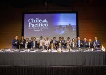 Autoridades de Chile y ejecutivos del sector acuícola y vitivinícola en el evento Chile Pacífico Grand Tasting en São Paulo.