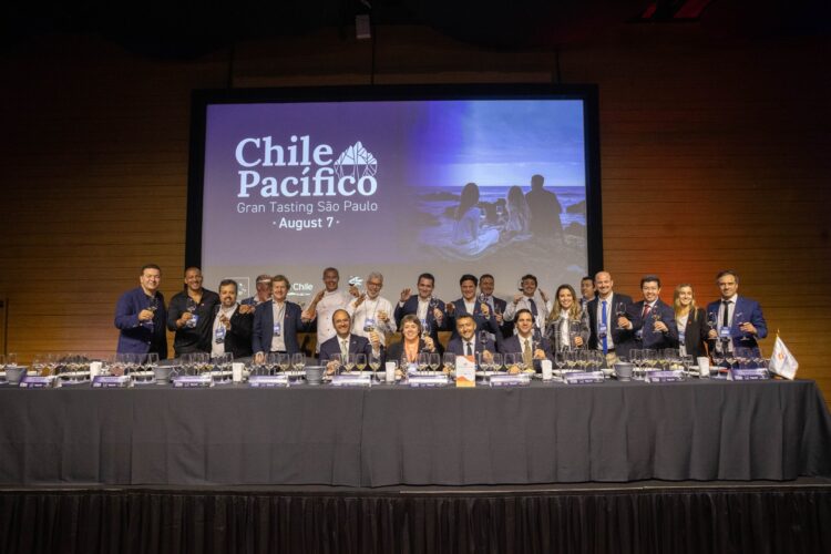 Autoridades de Chile y ejecutivos del sector acuícola y vitivinícola en el evento Chile Pacífico Grand Tasting en São Paulo.