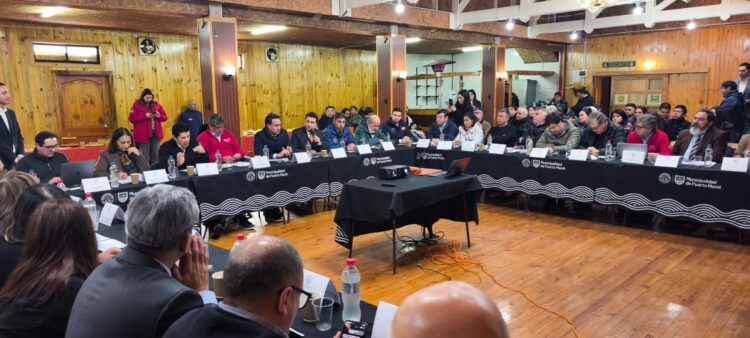 Plan Salmón 2050 sella en Quellón acuerdo transversal por trabajo justo y seguro en la salmonicultura. Foto: SalmonChile