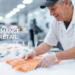 Operario manipulando un filete de salmón para el webinar sobre productos del mar en Estados Unidos.