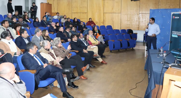 Presentación de los resultados de ENADEL 2025 en Los Lagos ante representantes del sector público, privado y académico.