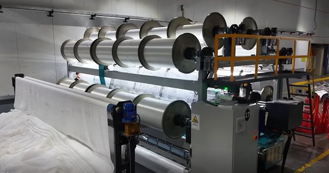 Máquina de tejido industrial utilizada por Badinotti en la fabricación de redes para sistemas de contención destinados a centros de cultivo.