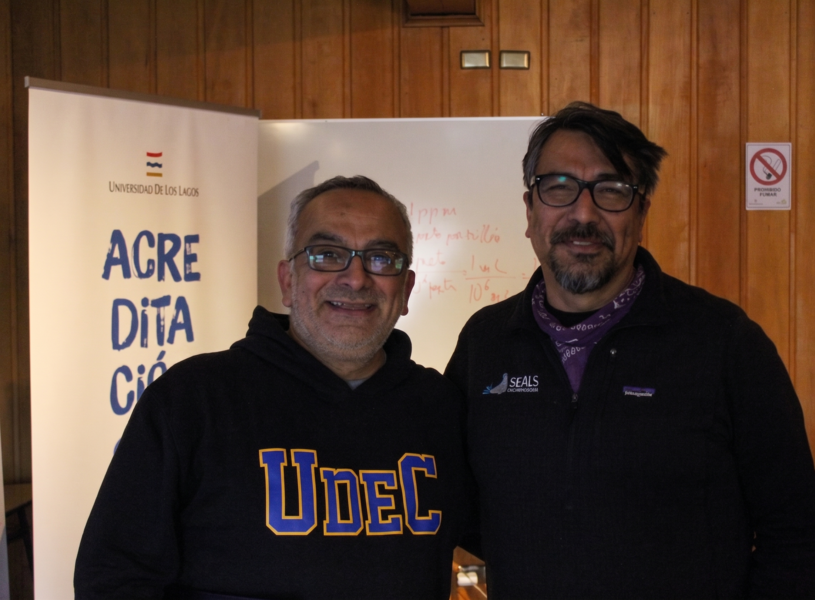 Los investigadores Manuel Castillo y Fabián Tapia exponiendo sobre correntometría y el flujo de oxígeno en fiordos.