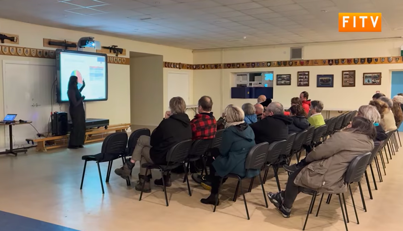 Presentación ante la comunidad en el marco del proceso de consulta sobre salmonicultura, que busca recoger opiniones respecto de una eventual autorización de la actividad y las condiciones para su desarrollo.