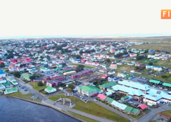 Vista aérea de Stanley, principal centro urbano de las Islas Malvinas, territorio donde actualmente se desarrolla la consulta pública sobre el eventual desarrollo de la salmonicultura marina.