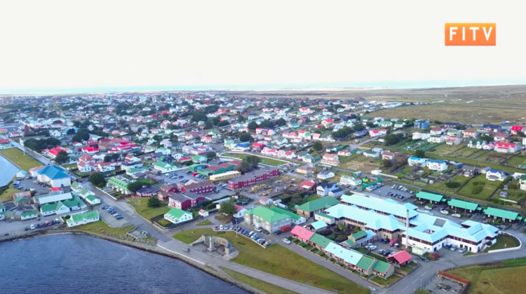 Vista aérea de Stanley, principal centro urbano de las Islas Malvinas, territorio donde actualmente se desarrolla la consulta pública sobre el eventual desarrollo de la salmonicultura marina.