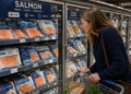 El salmón volvió a destacar entre las principales categorías de productos del mar en el retail estadounidense durante el segundo trimestre. Imagen: generada por IA.