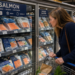 El salmón volvió a destacar entre las principales categorías de productos del mar en el retail estadounidense durante el segundo trimestre. Imagen: generada por IA.