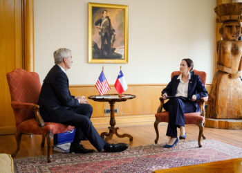 El representante adjunto de la Oficina del Representante Comercial de Estados Unidos (USTR), Jeffrey Goettman, visitó la Cancillería, donde se reunió con la subsecretaria de Relaciones Económicas Internacionales, Paula Estévez. Foto: Subrei