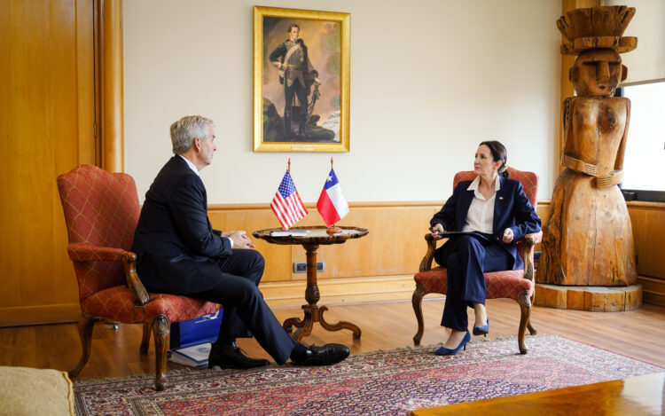 El representante adjunto de la Oficina del Representante Comercial de Estados Unidos (USTR), Jeffrey Goettman, visitó la Cancillería, donde se reunió con la subsecretaria de Relaciones Económicas Internacionales, Paula Estévez. Foto: Subrei