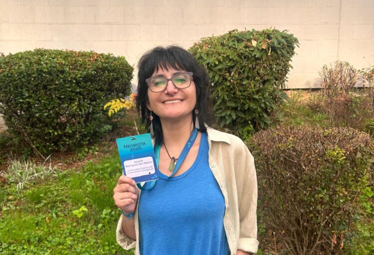 Dra. Sara M. Rodríguez, académica de la UCSC, durante su participación en el congreso Neobiota 2026 en Bruselas.