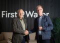 Los gerentes generales de Ístak y First Water tras firmar el contrato de ampliación de la planta de Þorlákshöfn