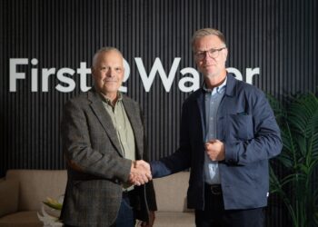 Los gerentes generales de Ístak y First Water tras firmar el contrato de ampliación de la planta de Þorlákshöfn