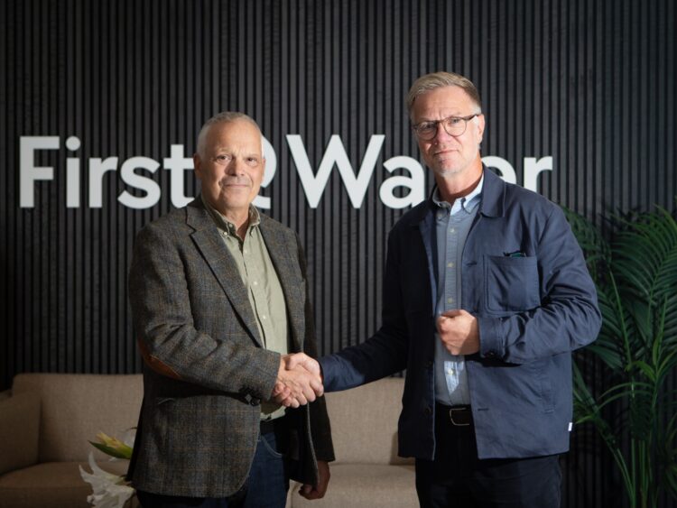 Los gerentes generales de Ístak y First Water tras firmar el contrato de ampliación de la planta de Þorlákshöfn