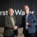 Los gerentes generales de Ístak y First Water tras firmar el contrato de ampliación de la planta de Þorlákshöfn