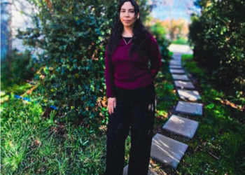 a bióloga marina Ana Consuelo García se integró al equipo de Plancton Andino en Puerto Varas para fortalecer las labores de monitoreo ambiental y fitoplancton. Foto: Plancton Andino.