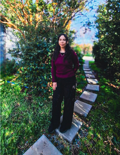 a bióloga marina Ana Consuelo García se integró al equipo de Plancton Andino en Puerto Varas para fortalecer las labores de monitoreo ambiental y fitoplancton. Foto: Plancton Andino.