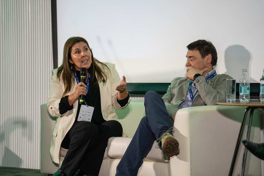 Andrea Marzal, senior sales manager de Invermar, participando en el conversatorio sobre competitividad y mercados del salmón.